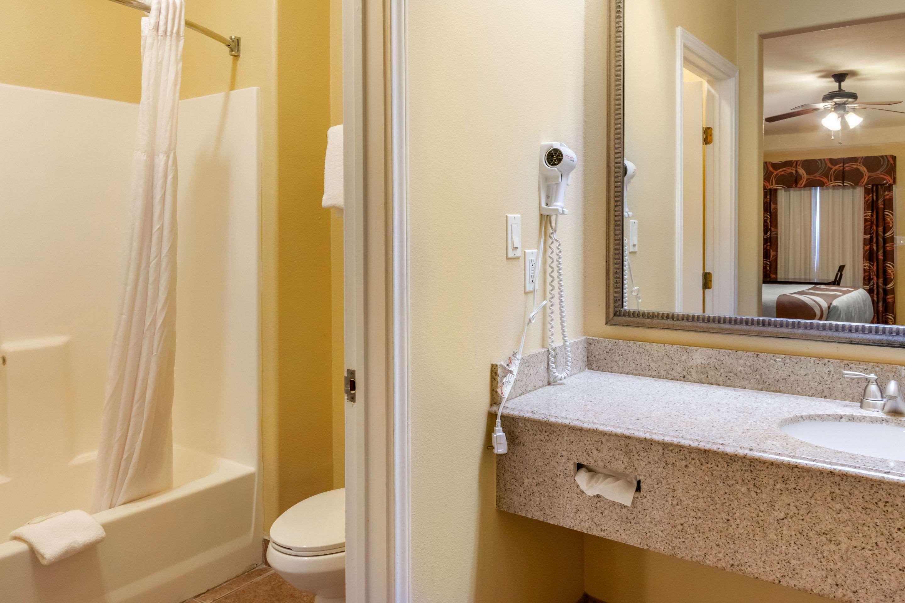 Quality Inn & Suites At The Outlets Mercedes-Weslaco Extérieur photo