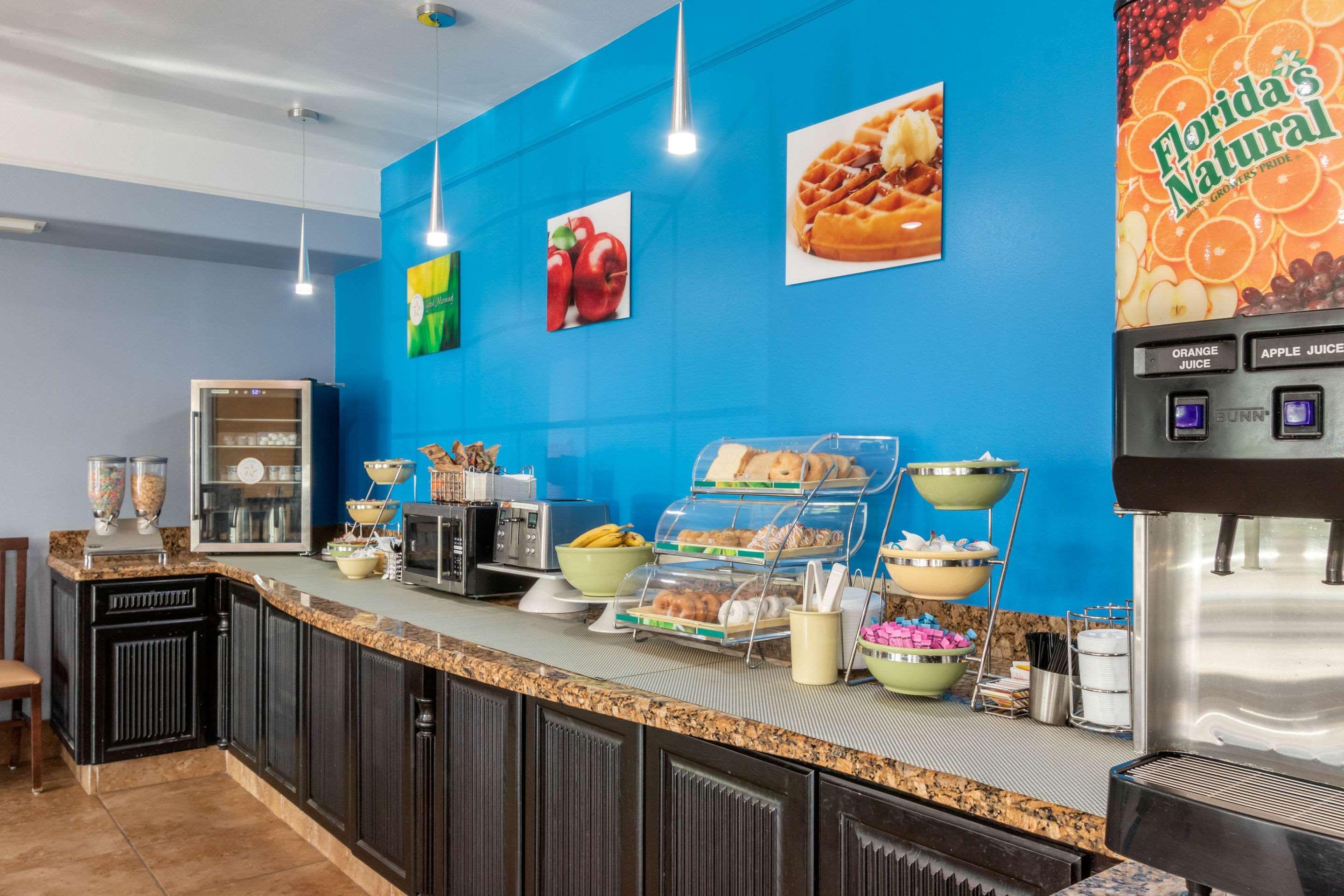 Quality Inn & Suites At The Outlets Mercedes-Weslaco Extérieur photo