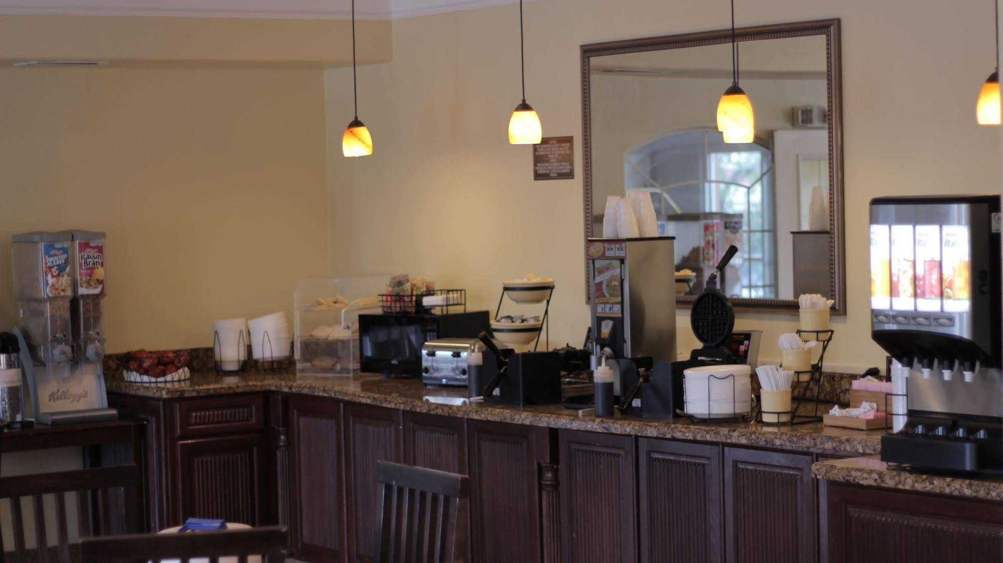Quality Inn & Suites At The Outlets Mercedes-Weslaco Extérieur photo